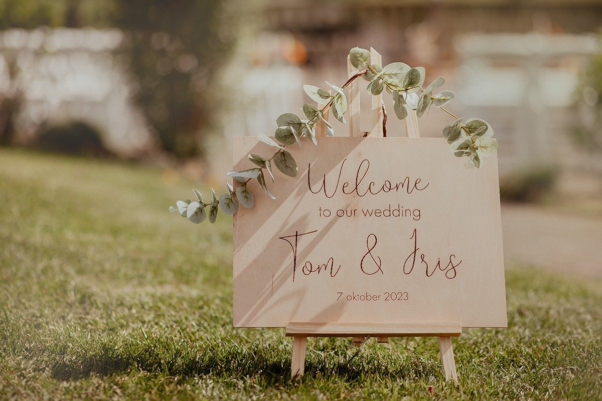 Houten welkomstbord bruiloft - tafelmodel 38x28 cm incl ezel - huwelijk - gepersonaliseerd