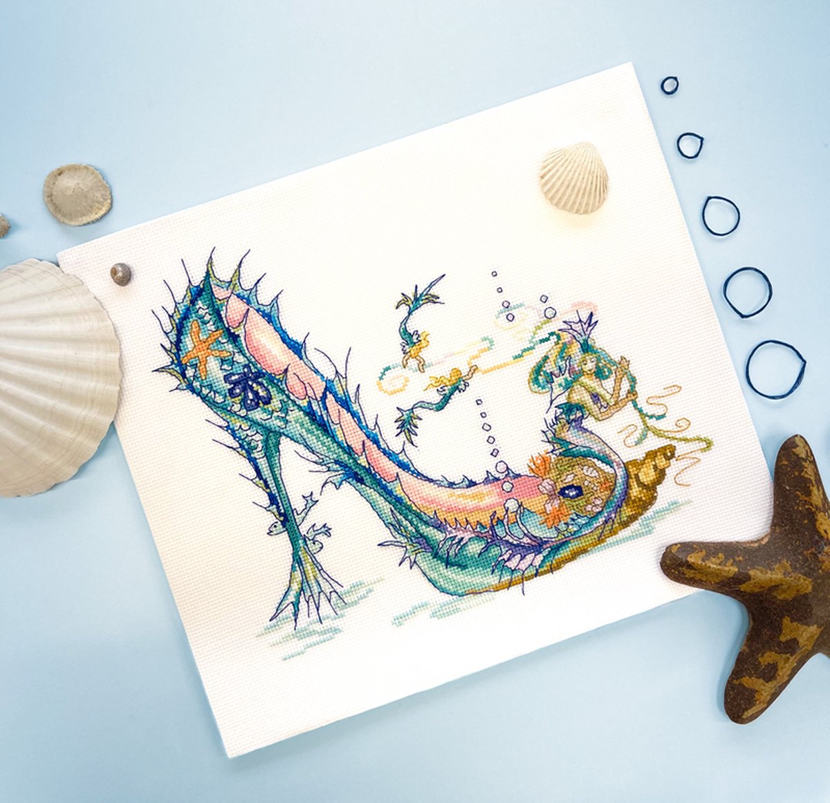 Bothy Threads Sally King The Siren borduren (pakket) XSK17