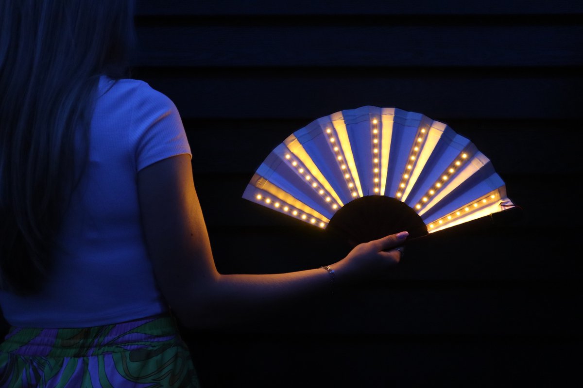 LED-waaier oranje - 27 cm - inclusief batterijen - festival - outfit -