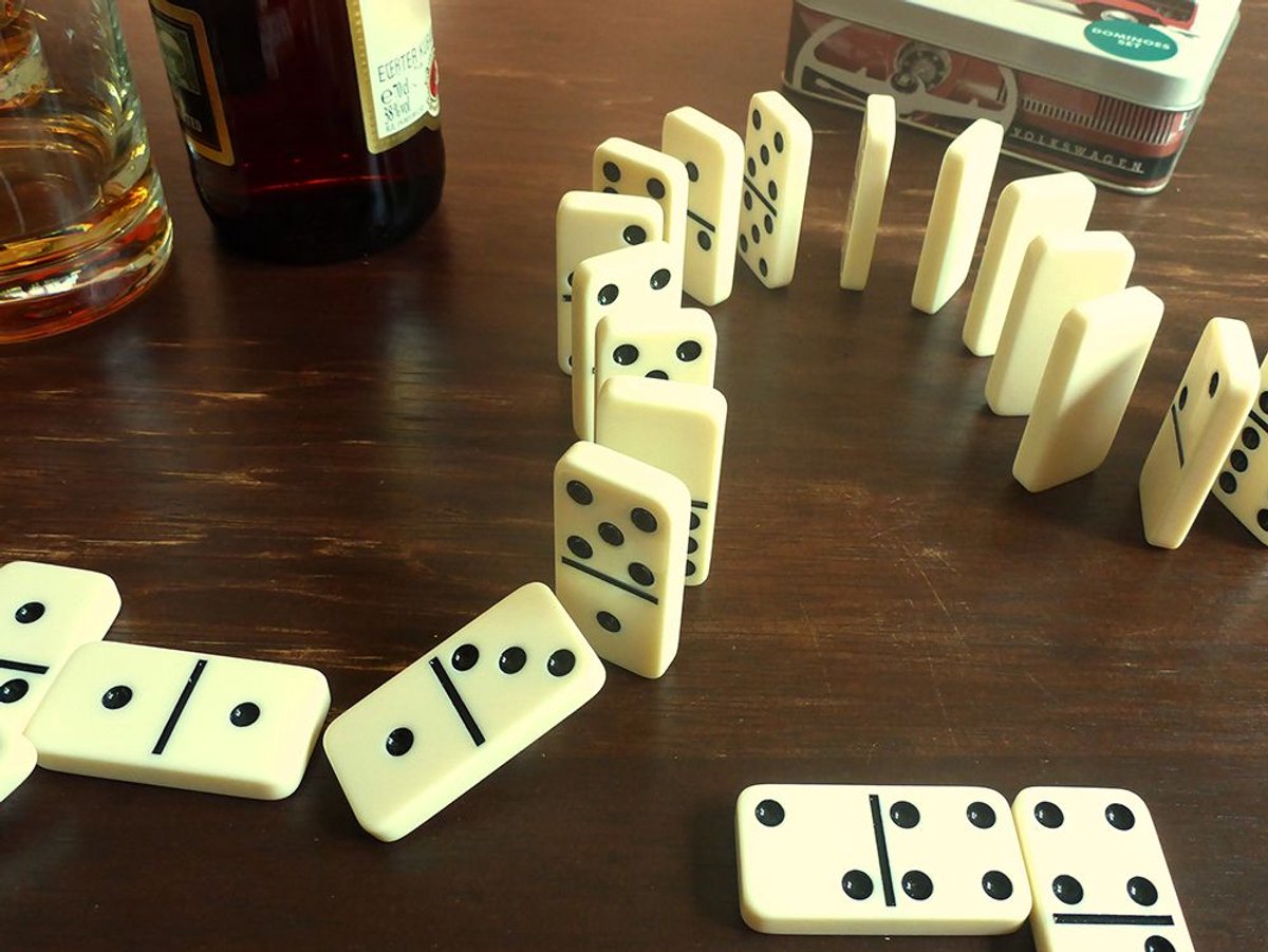 BRISA VW Collection - Volkswagen T1 Bulli Bus Domino Set in elegante metalen doos, cadeau-idee (DASHBOARD)