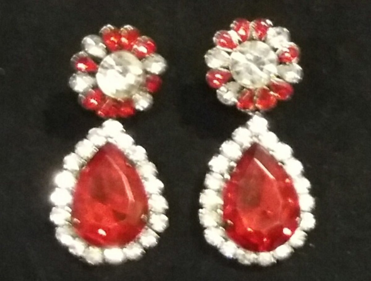 oorstekers - bloem met hanger en strass - rood