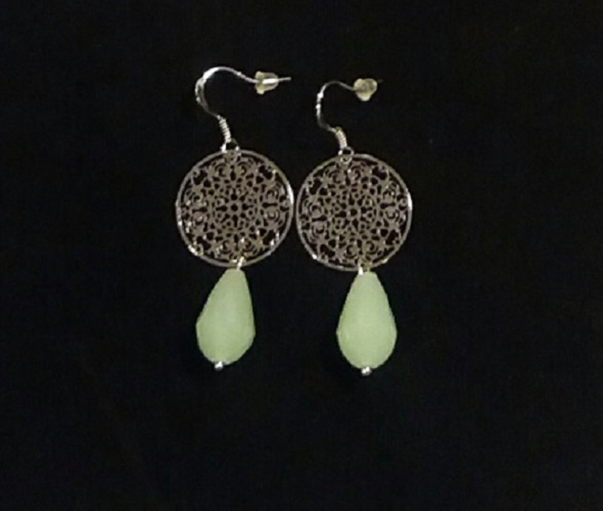 oorstekers - oosters met groene facet kraal