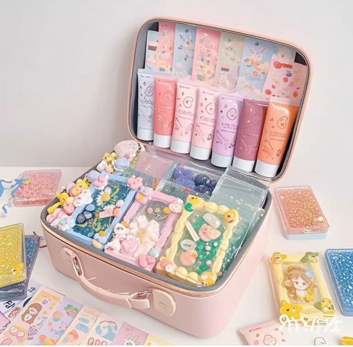 DIY Decoratie Crème-Lijm klei set (138 Stuks) - simuleer crèmeklei met 12 DIY drijfzand-rugzakgespen-slagcrème lijm-Lijmset voor slagroom-8 crèmekleurige kleilijm - Decoratie voor mobiele telefoons,fotolijs,verrassing doos etc.