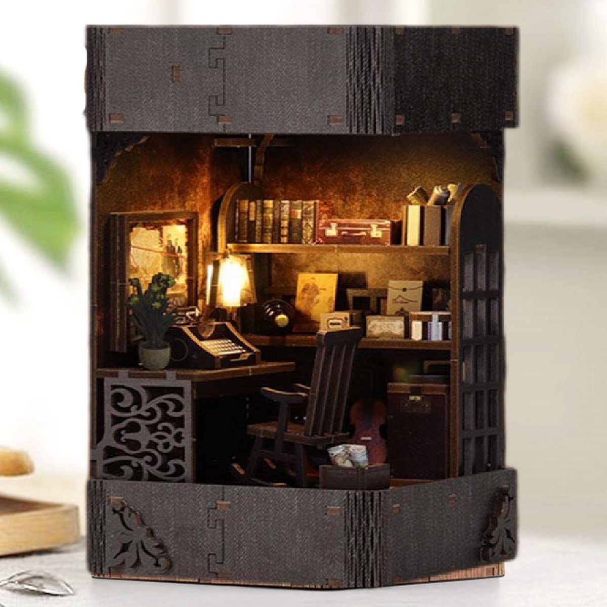 DIY Magic Book Nook Kit- Detectivebureau- Retro boekensteunen-houten modelbouw- DIY miniatuur poppen huis- met LED-Met menselijk lichaamssensor - doe-het-zelf houten poppenhuis kit -puzzel huis model bouwsets, thuis, boekenplank deco