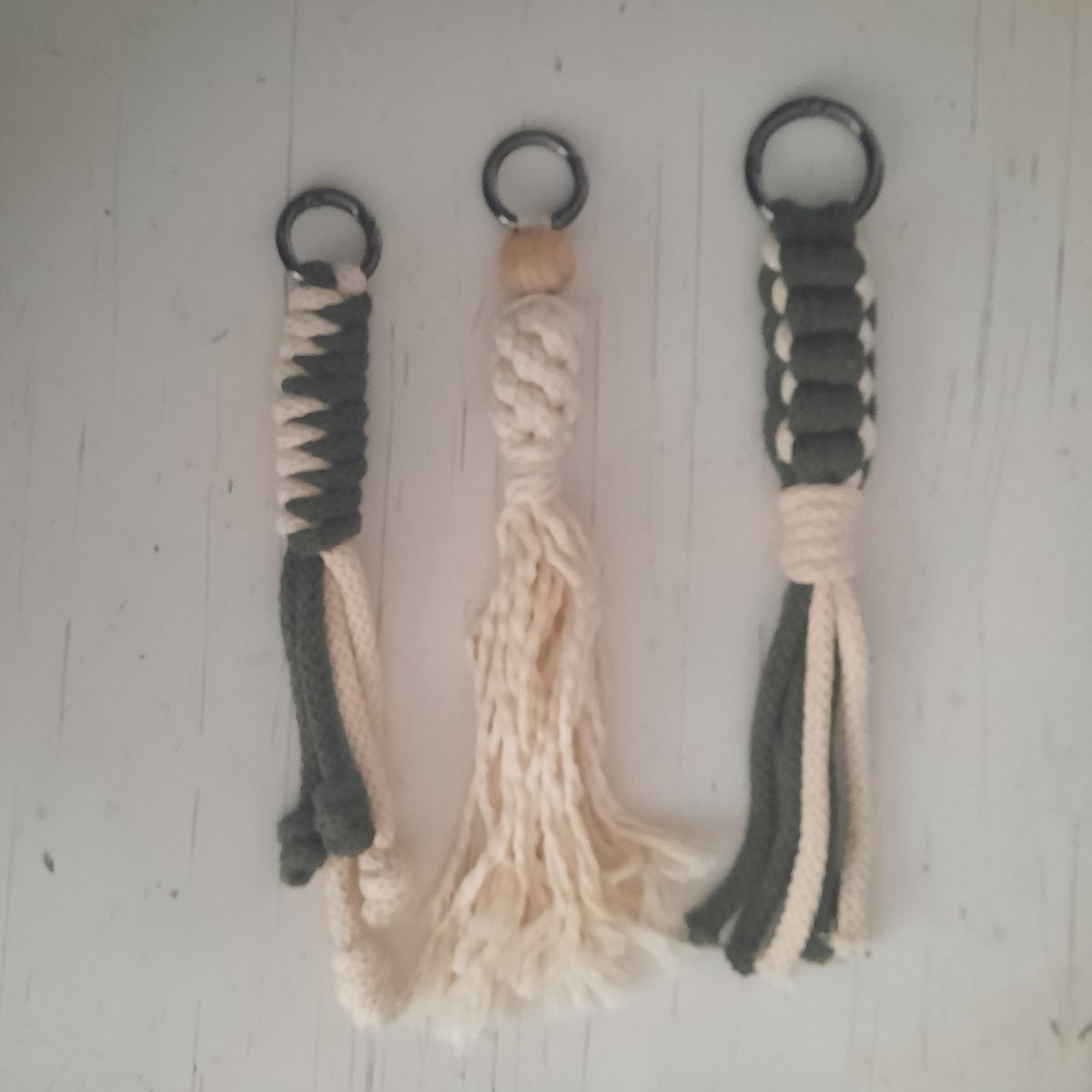 Bag Charm - Macrame Pakket - 3 Stuks - Sleutelhanger - Ecru / Kaki - Tashanger-Macrame voor beginners en gevorderden-Dobbelspel Cadeau-Complete set- Cadeau Idee-Sinterklaas - Kerst