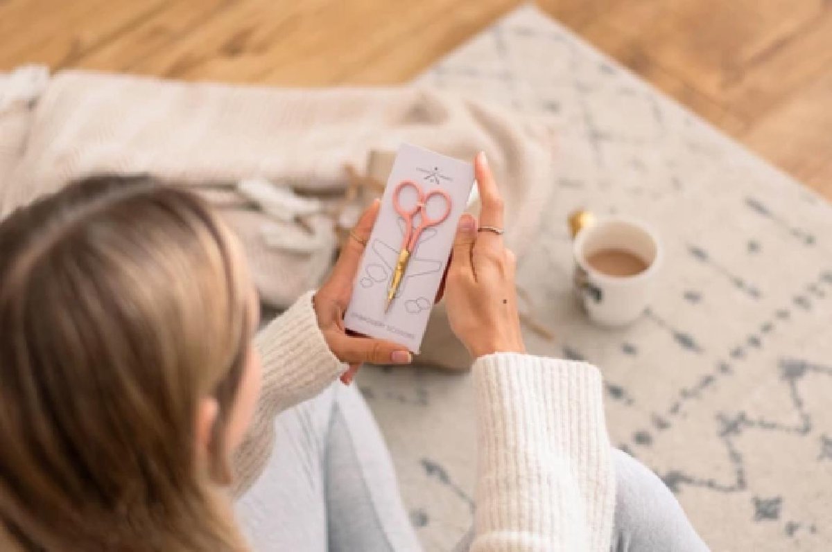 CHASING THREADS Embroidery Scissors Coral