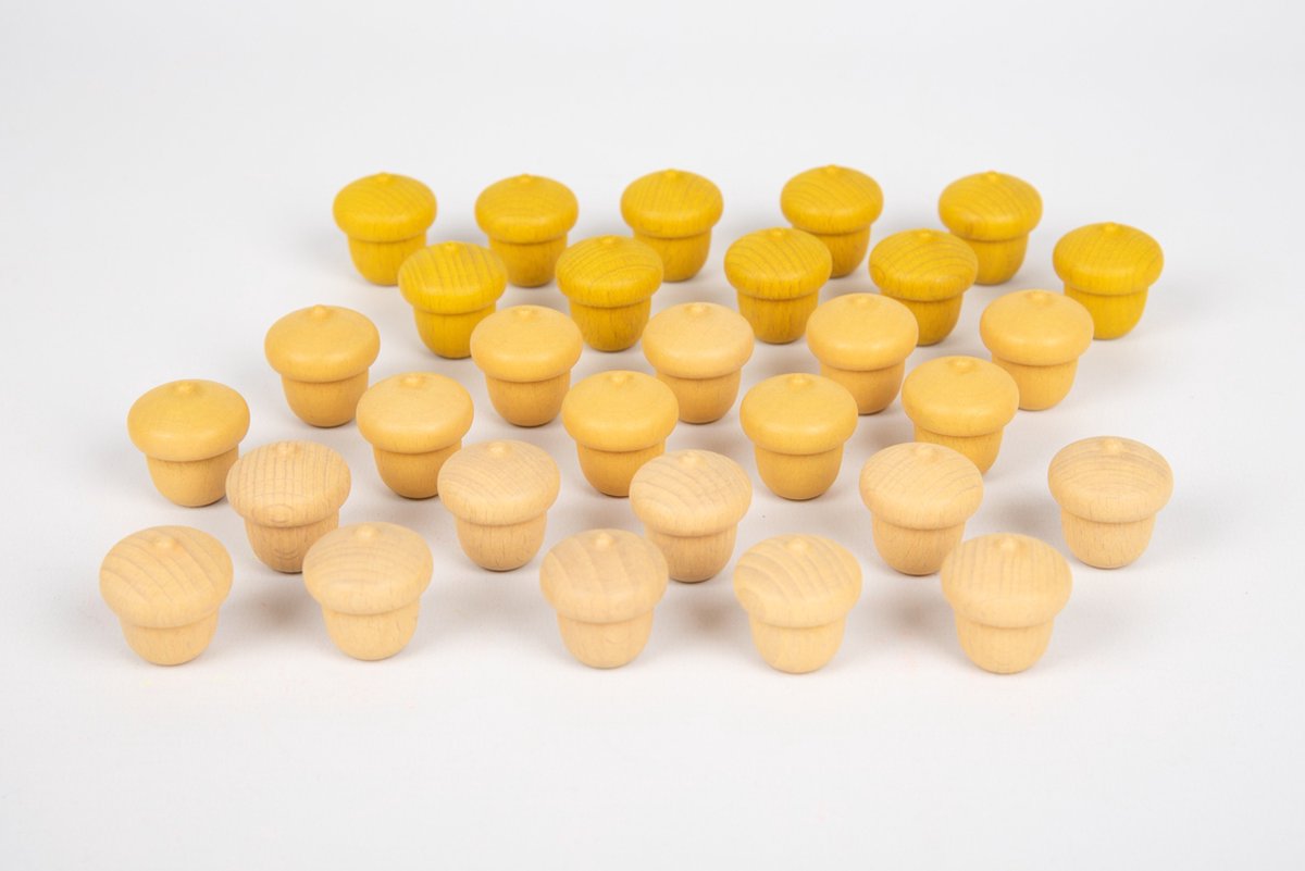 Houten attributen - eikels