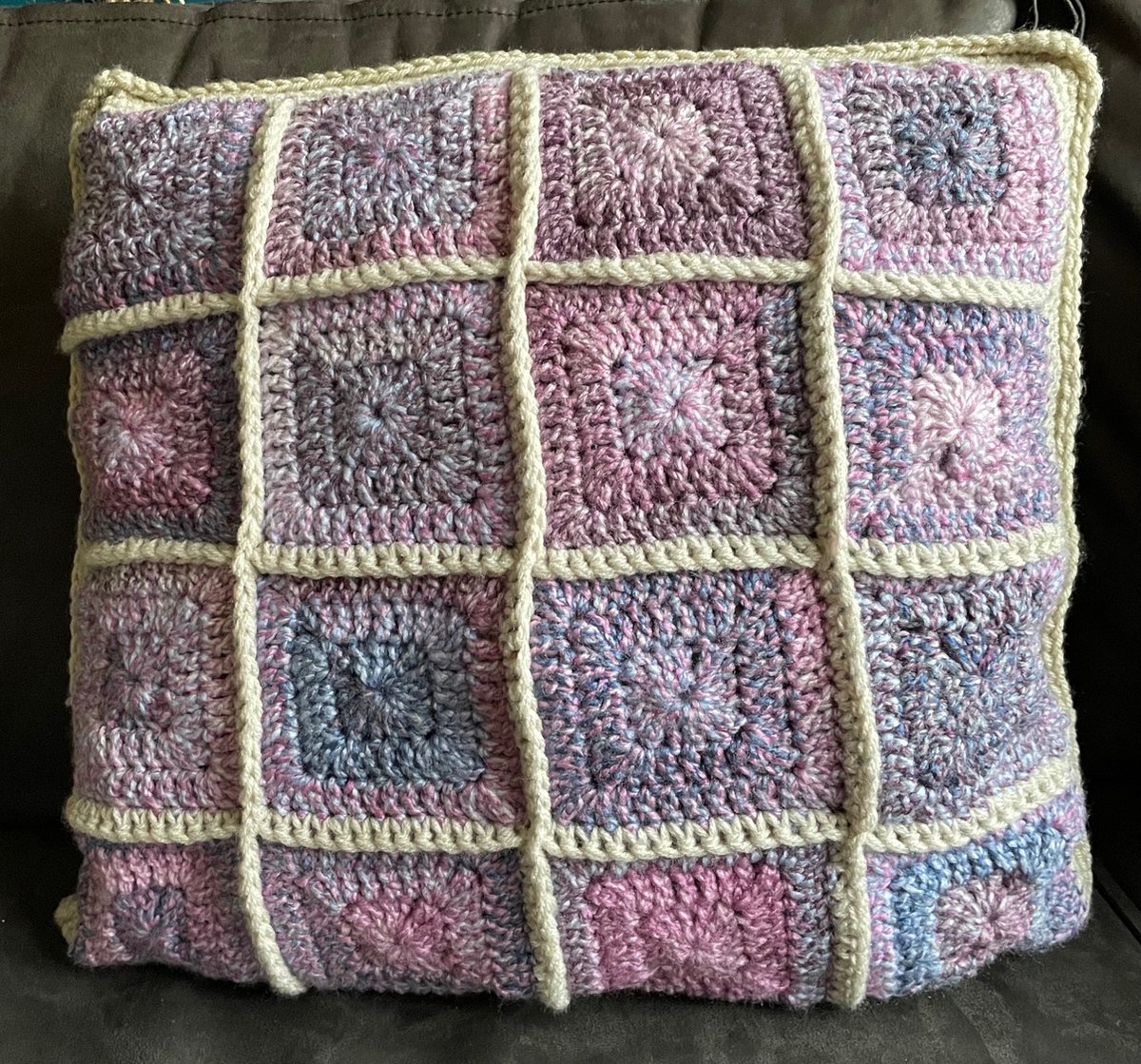 HAAKPAKKET KUSSEN SOLID SQUARE ROZE/BLAUW - 50 X 50 CM.