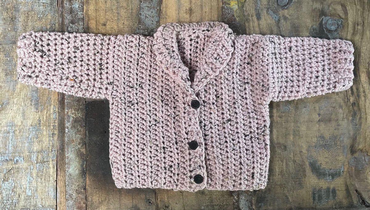 GEHAAKT BABYVESTJE - HANDMADE - KANT & KLAAR - KADOTIP!