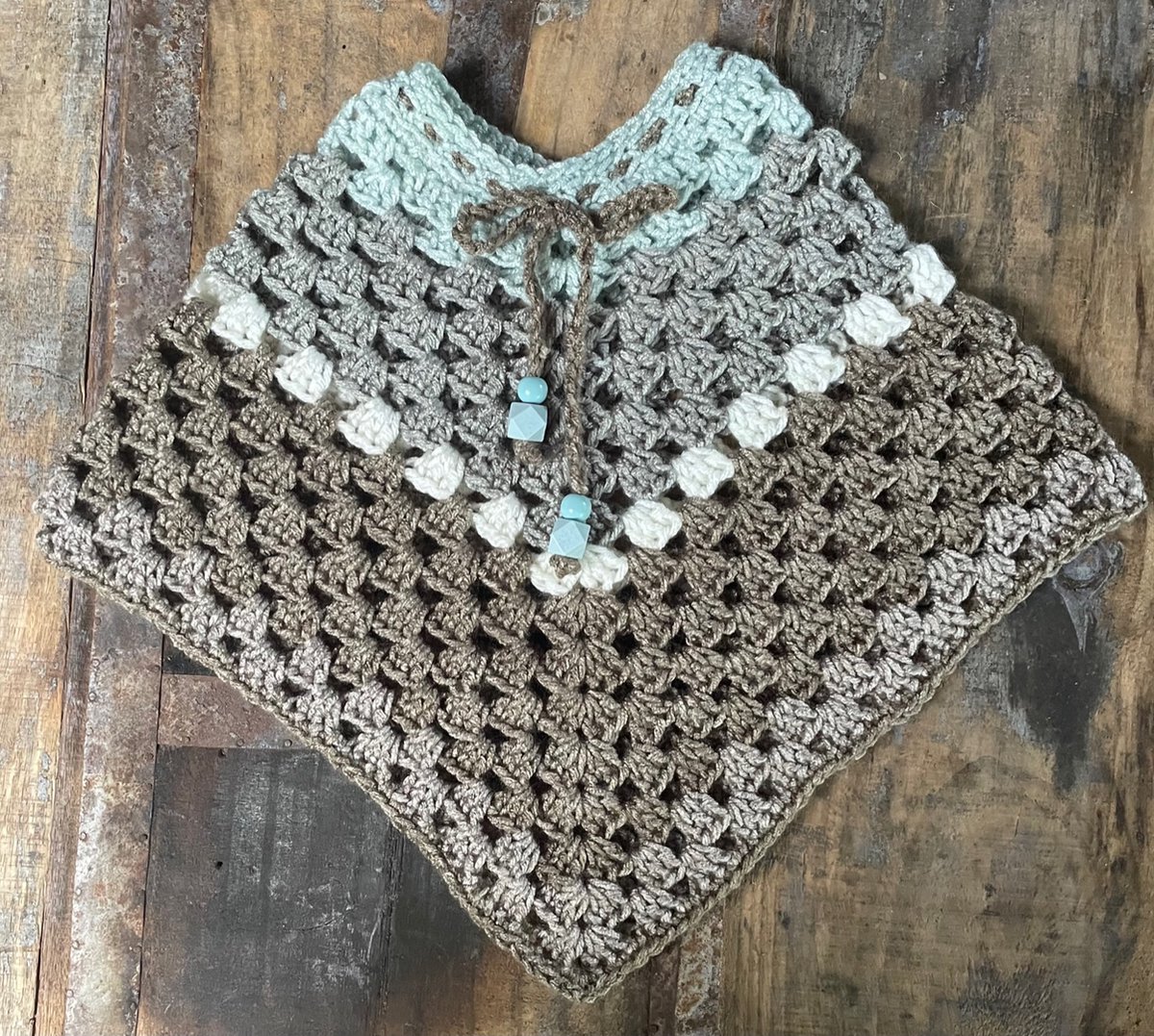GEHAAKTE BABY-KINDERPONCHO-HANDMADE-KANT&KLAAR-KADOTIP.