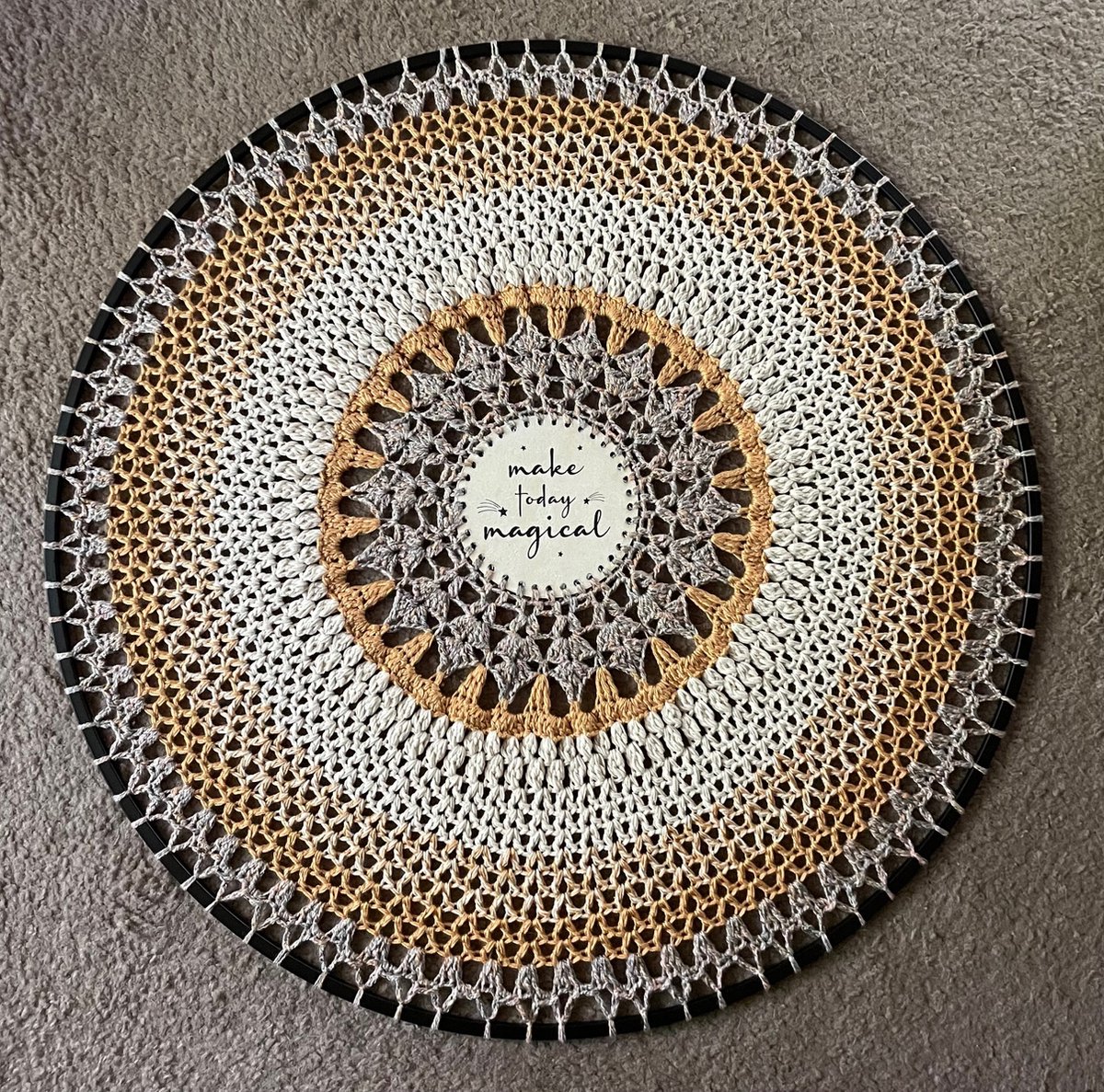 MANDALA/DROMENVANGER-GEHAAKT-MET TEKST-HANDMADE-DIAMETER 80 CM.