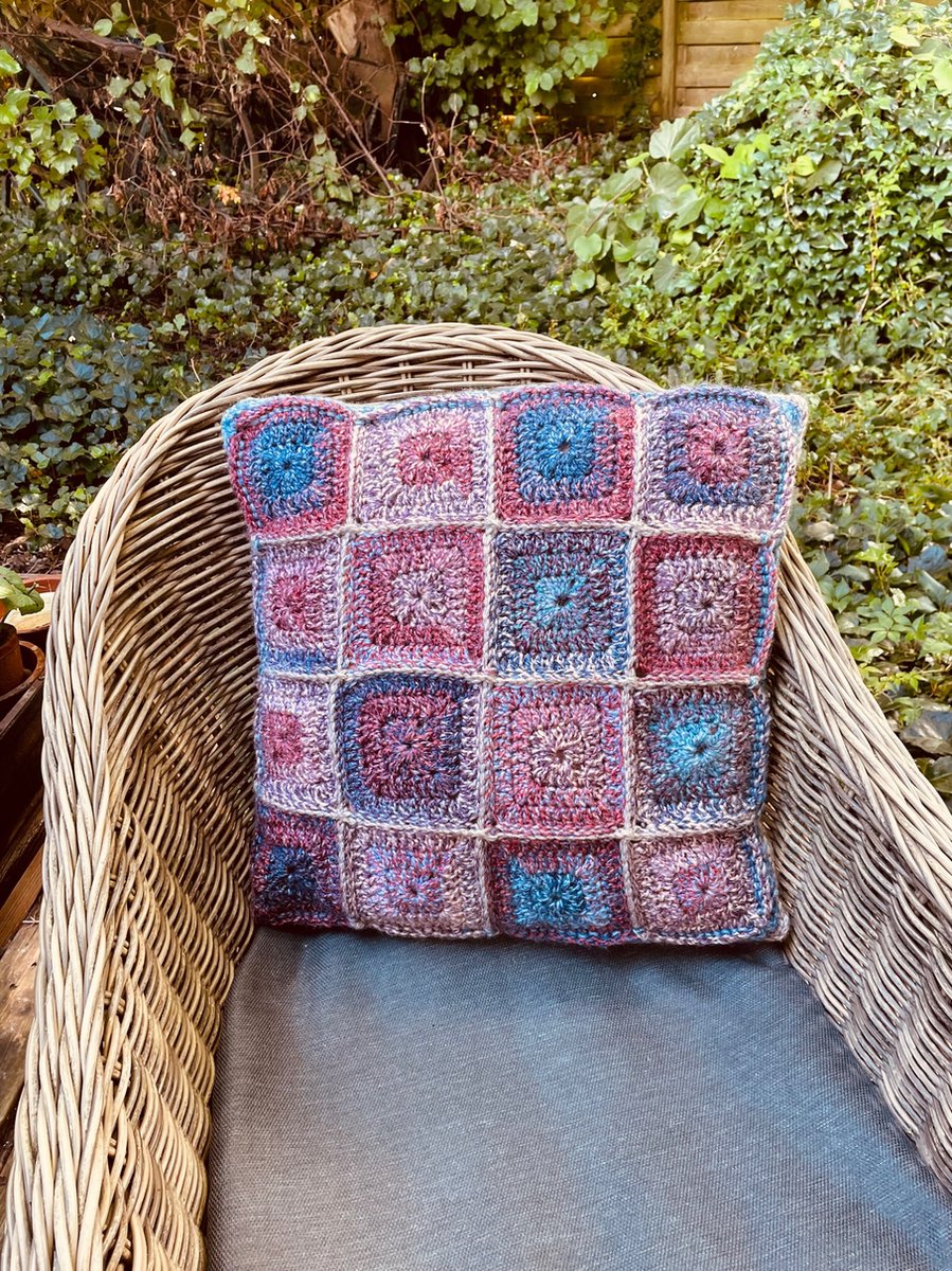 HAAKPAKKET KUSSEN SOLID SQUARE BURNED ORANGE-BLUE - 50 X 50 CM.