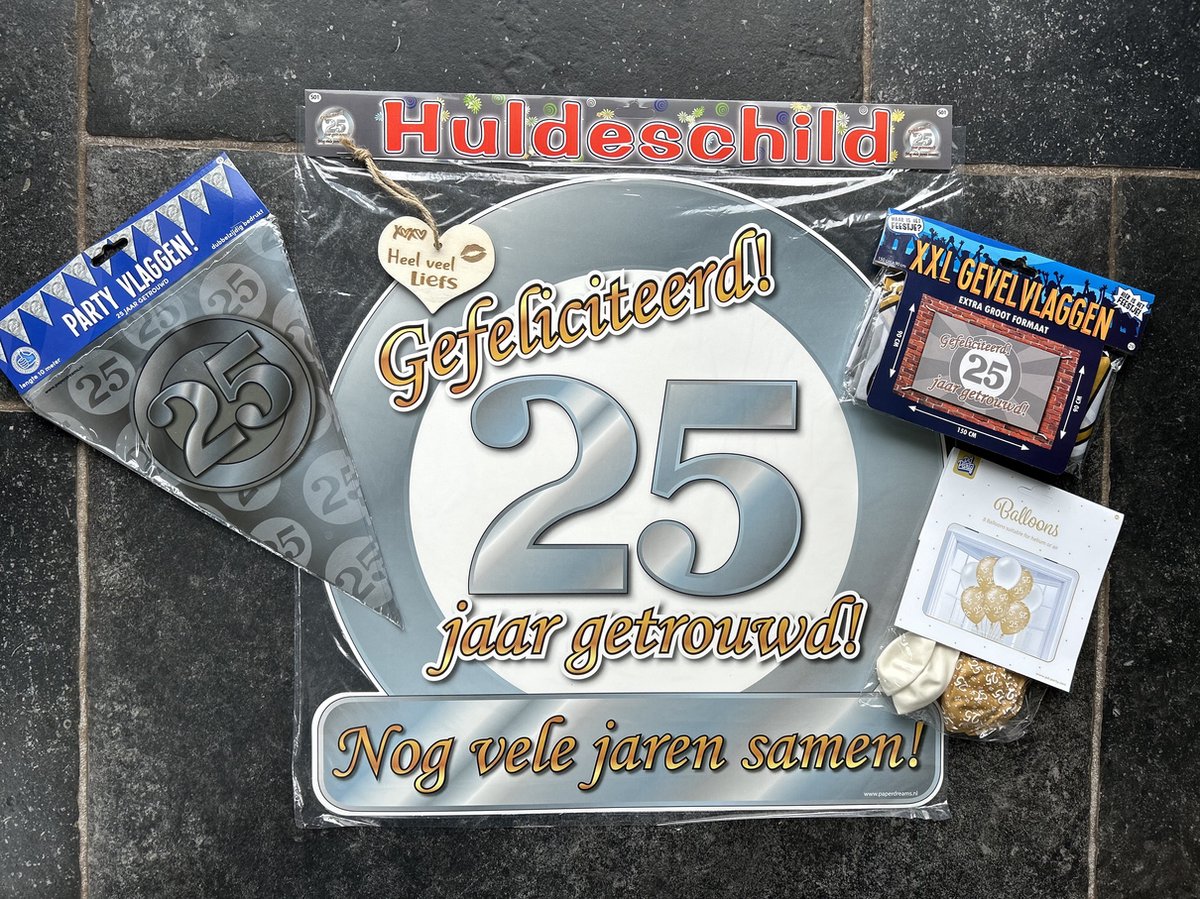 Creaties van Hier - Versierpakket met houten hartje - Ballonnen-Gevelvlag-Schild-Vlaggetjes - 25 jaar getrouwd