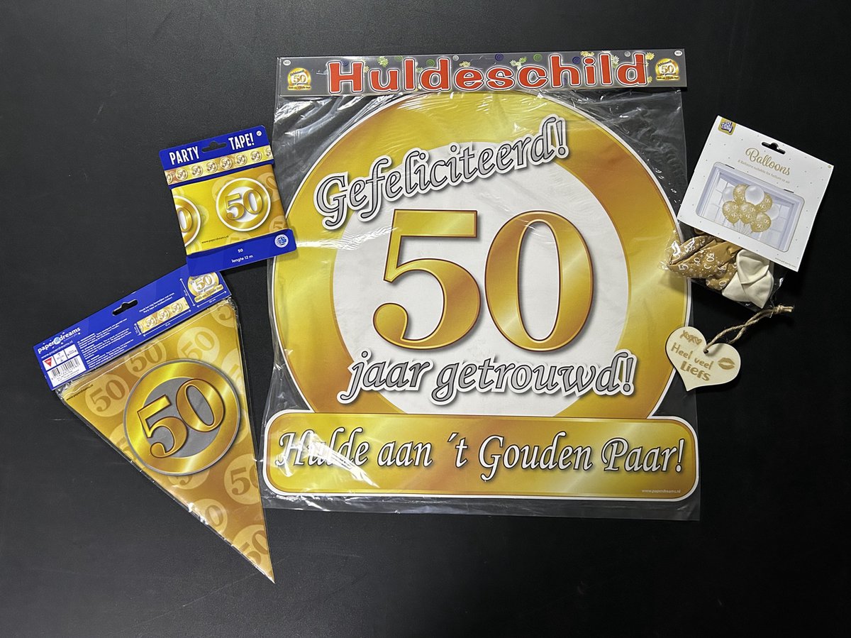 Creaties van Hier - Versierpakket met houten hartje - Ballonnen-Partytape -Schild-Vlaggetjes - 50 jaar getrouwd