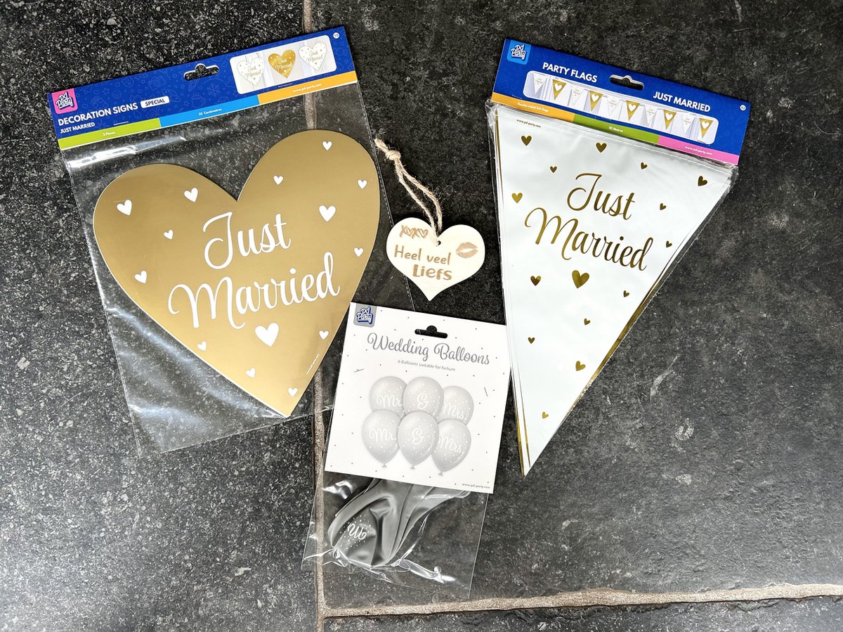 Creaties van Hier - Versierpakket met houten hartje - Ballonnen-Schilden-Vlaggetjes - Huwelijk - Trouwen - Bruiloft