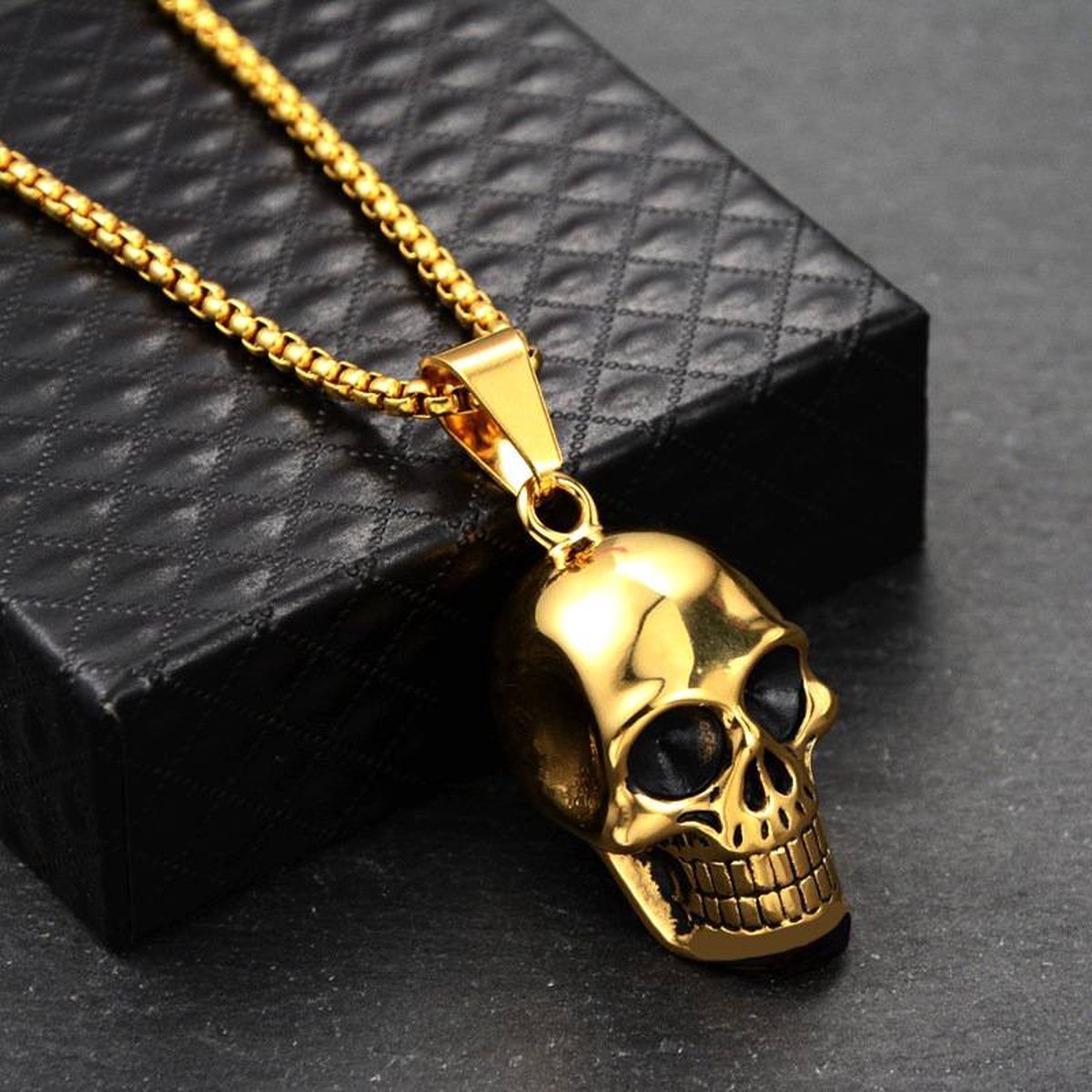 Skull bedel met ketting 60cm. Doodskop met hals ketting goudkleurig. Schedel hanger met ketting. Goudkleurige skull met ketting