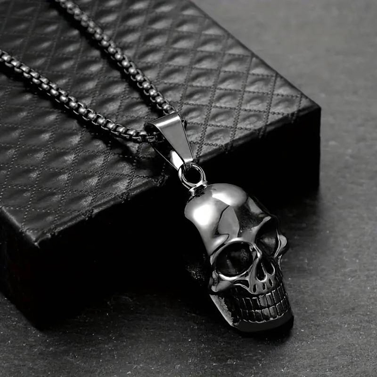 Skull bedel met ketting 60cm. Doodskop met hals ketting zwart. Schedel hanger met ketting. Zwarte skull met ketting 60 cm.