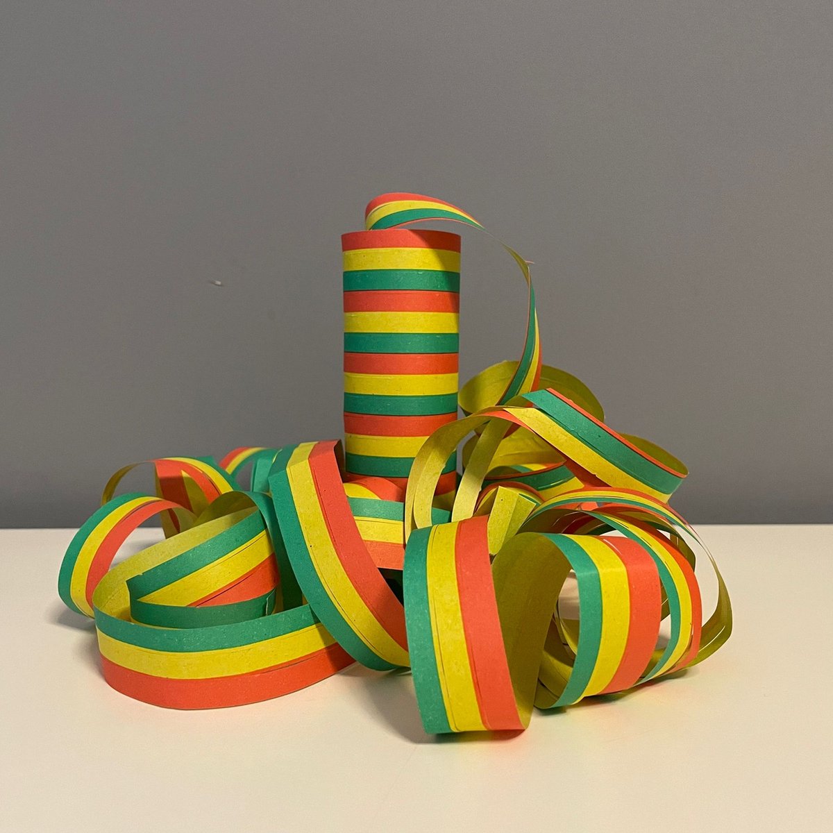 10 Rollen   Rood Geel Groen -Carnaval - Vastelaovend - Carnaval decoratie - Carnaval accessoires - Carnaval versiering - Limburg