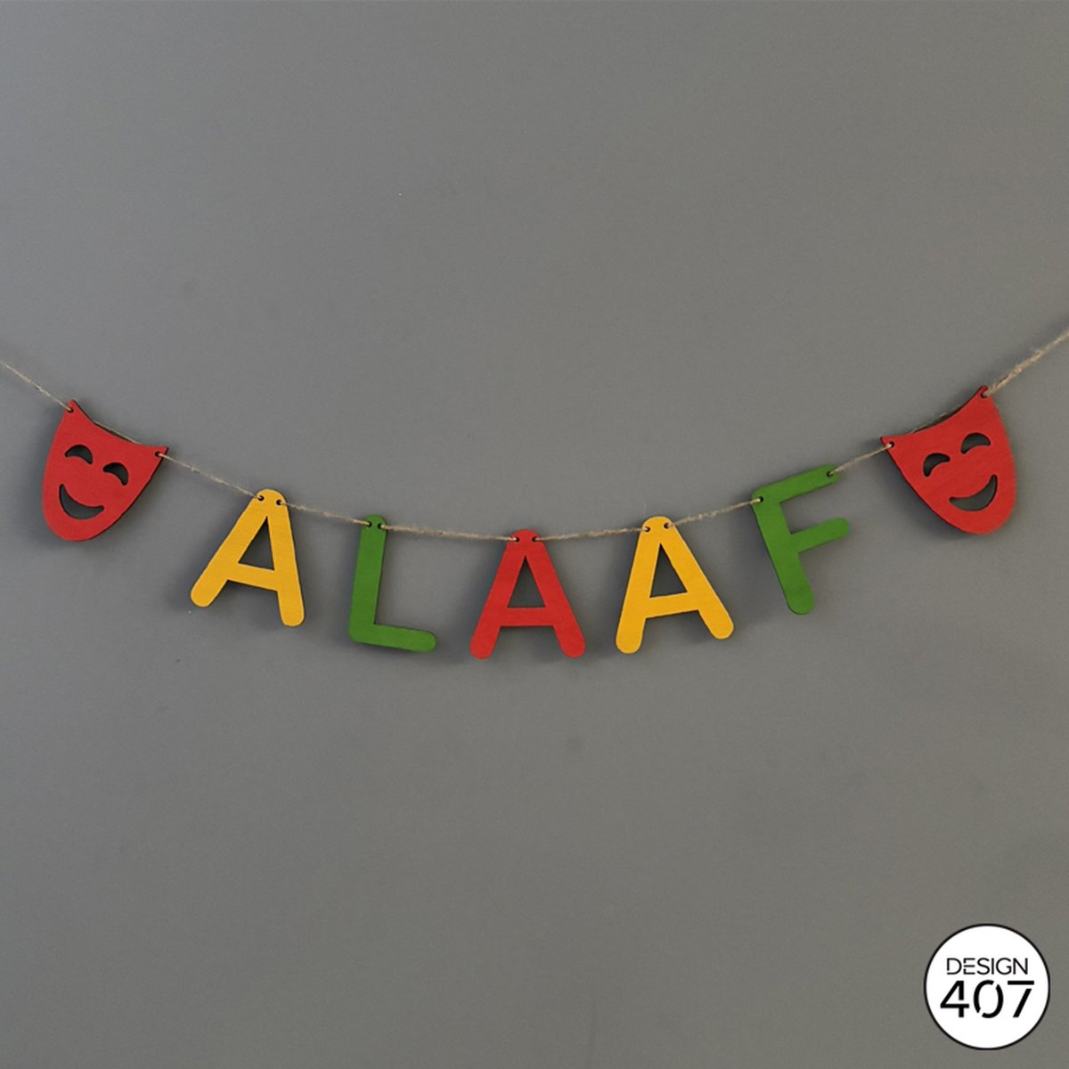 Design407 - Houten Letterslinger Gekleurd Alaaf - Vastelaovend - Limburg - Brabant - Masker - Carnaval Decoratie - Carnaval Versiering - Houten Slinger - Houten Decoratie - Feestdecoratie - Slinger - Slingers - Jute Touw - Hout