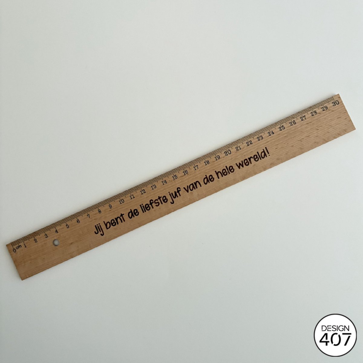 Design407 - Liniaal Jij bent de liefste juf! - 30 cm - Liniaal - Einde schooljaar - Bedankt juf - Cadeau voor haar - Gift - Cadeautje - Hout - Houten Decoratie