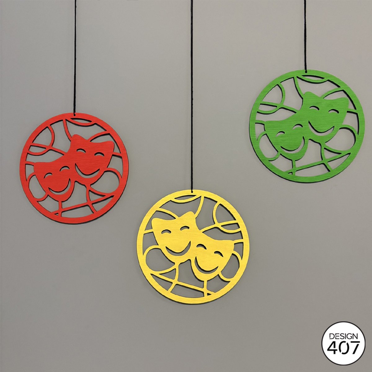 Design407 - Raamhangers Serpentine Cirkels met Maskers - Rood Geel Groen - 24 cm doorsnede - Carnaval - Vastelaovend - Carnaval decoratie - Carnaval accessoires - Carnaval versiering - Limburg
