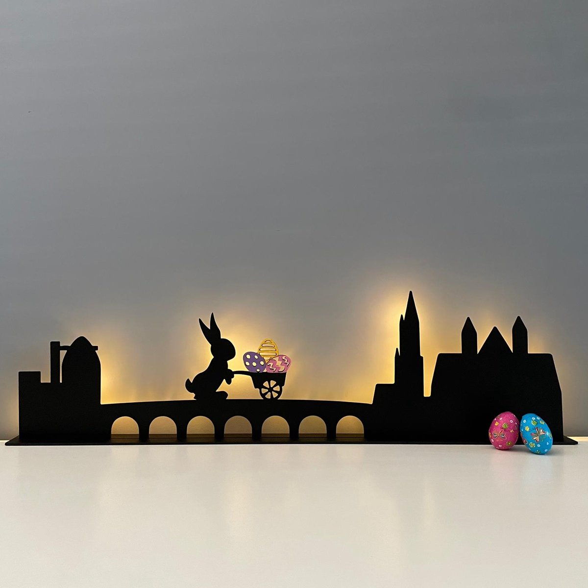 Design407 - Skyline Paashaas in Maastricht - 60 x 16,6 cm - Led Verlichting - Pasen - Paasdecoratie - Paasversiering - Paashaas - Paasei - Paaseieren - Houten Decoratie - Feestdecoratie - Hout - USB aansluiting