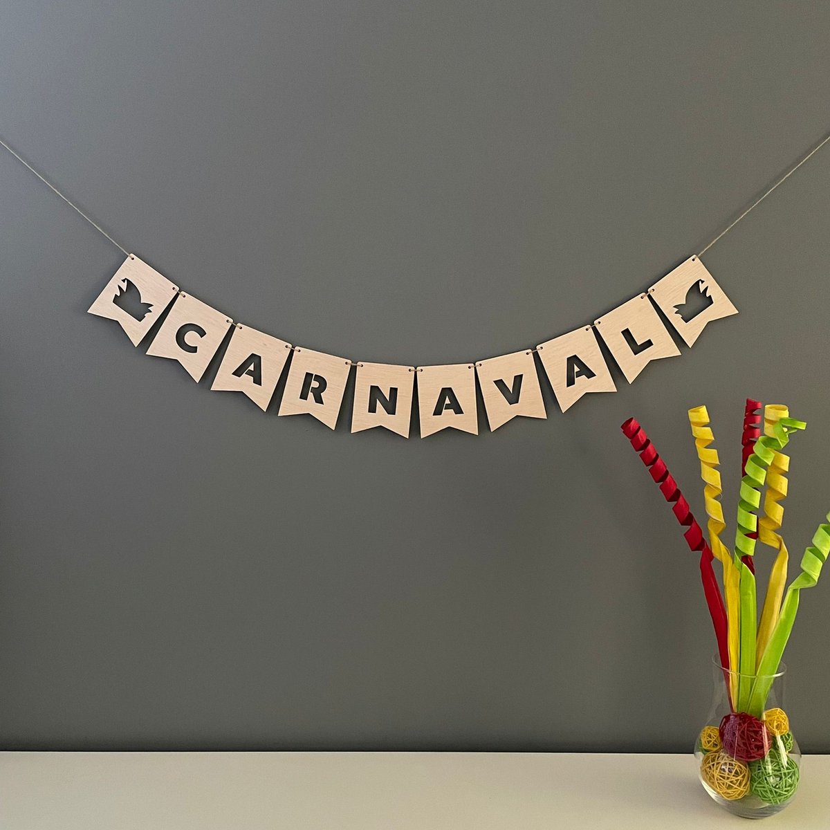 Houten Slinger Carnaval - Carnaval - Vastelaovend - Carnaval Decoratie - Carnaval Accessoires - Carnaval Versiering - Slingers - Hout - Limburg