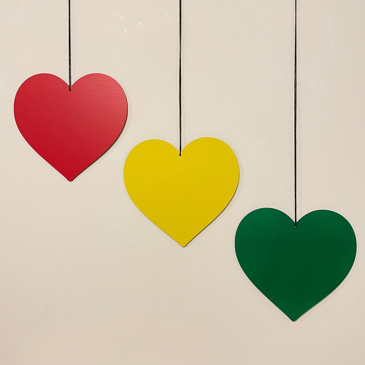 Raamhangers Vastelaoveshartjes / Carnavalshartjes - Rood Geel Groen - Carnaval - Vastelaovend - Carnaval decoratie - Carnaval accessoires - Carnaval versiering - Limburg - Hout - Raamdecoratie