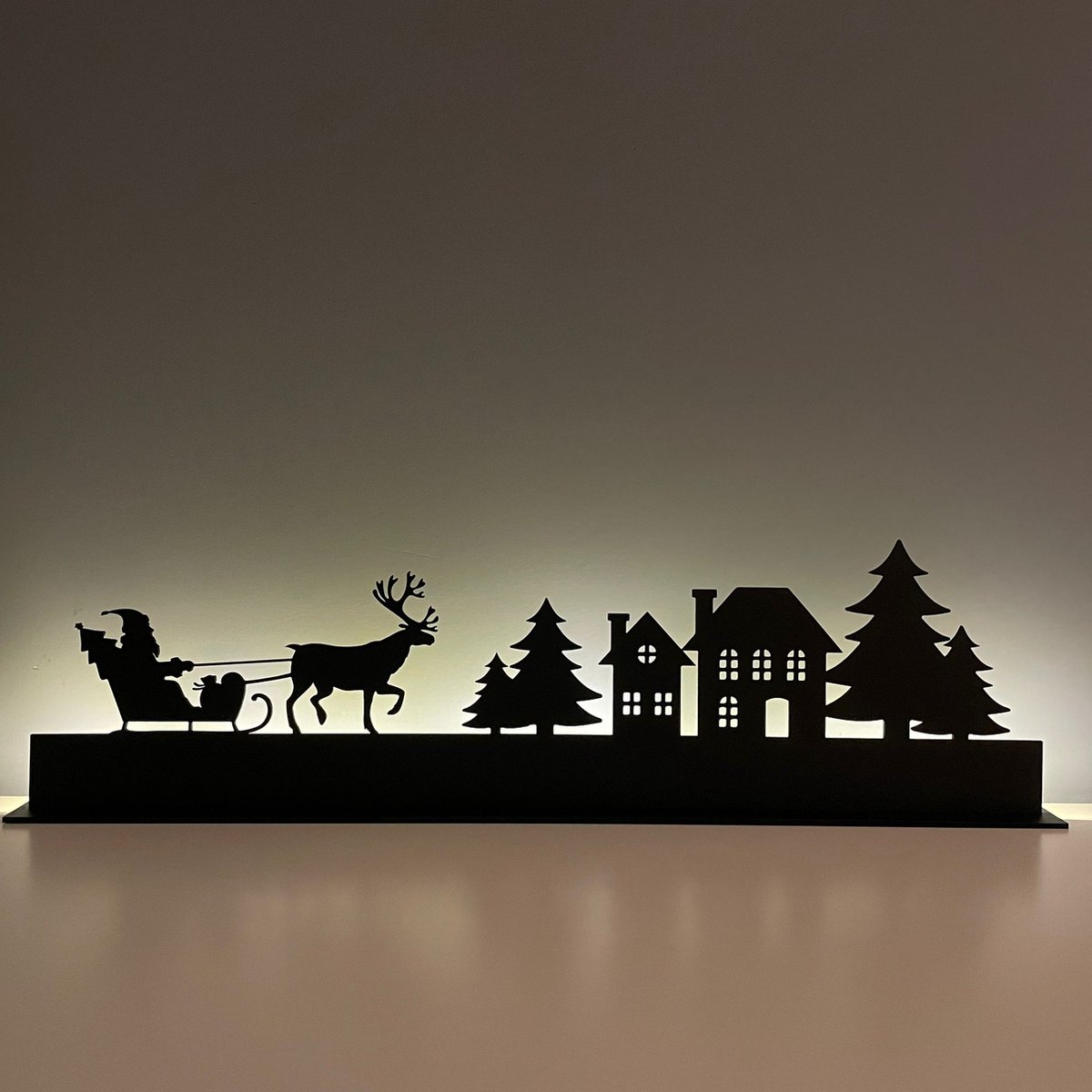 Santa Claus is coming to Town - Kerstmis - Houten Decoratie - Feestdecoratie - Kerst - Silhouette - Kerstman met Rendier - Led Verlichting - Kerstdorp - Kerstboom - Dennenboom - Kersthuisje