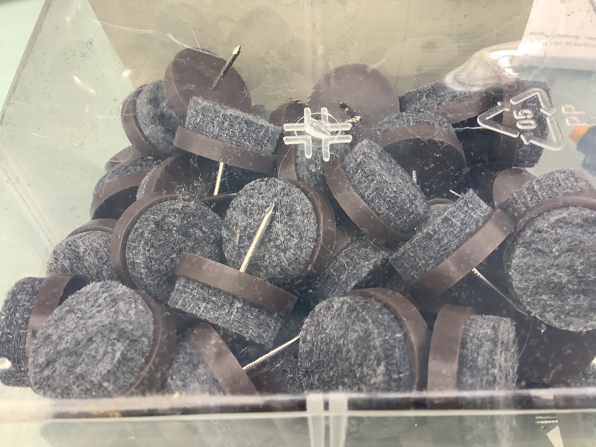 Vilt glijder rond bruin met nagel. 28mm. rond. 24 stuks. antikras. voor vloerbescherming.