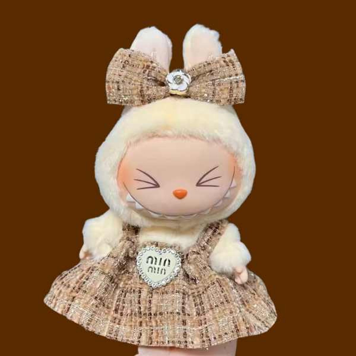 Bruin Glitter Rokje & Strikje geschikt voor Labubu – Poppenoutfit met Hartdetail & Haarclip – Schattige Accessoire voor 17cm Pop (GEEN Pop inbegrepen)