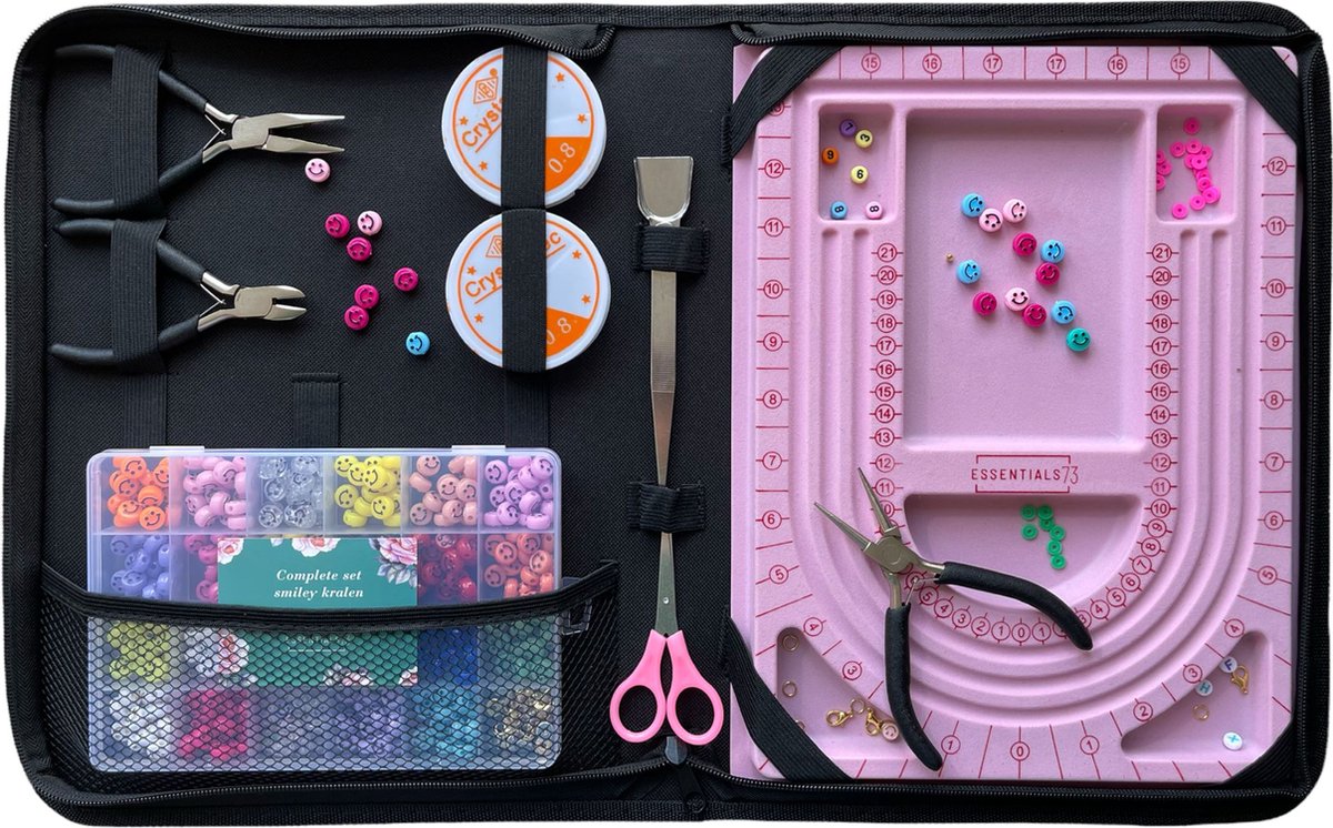 ESSENTIALS73 XL Meest Complete Kralenpakket - Luxe Etui Zwart - Incl. Kralenbord + Tangenset + Pincet + Kralenset XL 390 Stuks - Hobbypakket - Sieraden maken - DIY - Starterset - Starterskit - Sieradenpakket - Rijgbord - Starterspakket - Kralen