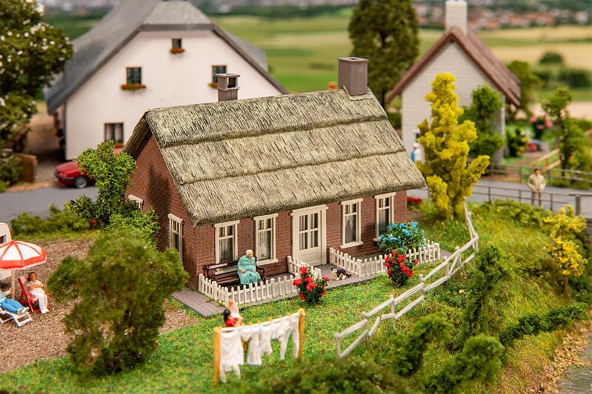 Faller - 1/87 NOORD-DUITS HUIS MET RIETEN DAK (4/24) * - modelbouwsets, hobbybouwspeelgoed voor kinderen, modelverf en accessoires