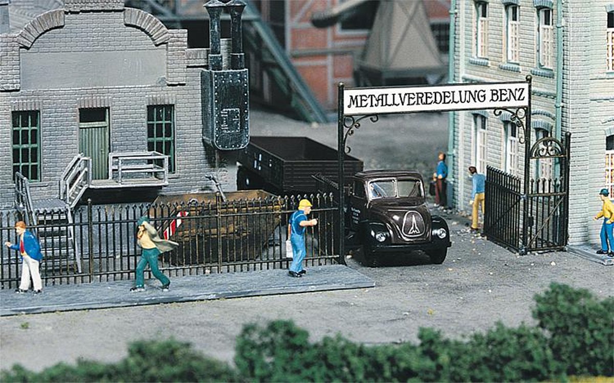   -Ijzeren hek met toegangspoort, 1046 mm (180412)