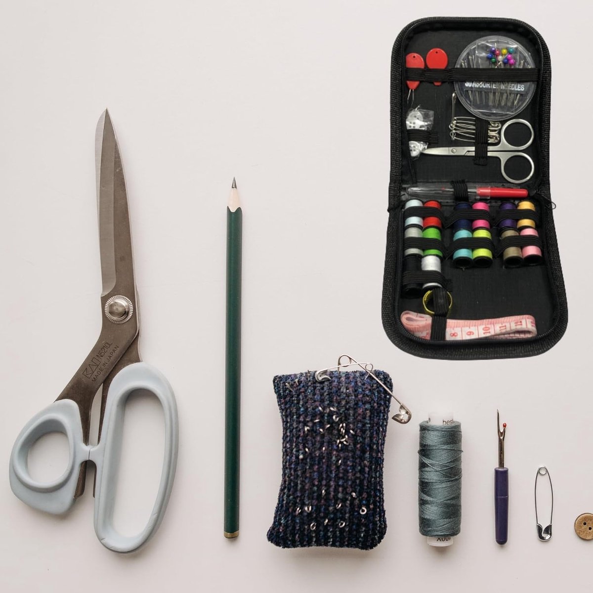 Famanu - Naaikit, draagbare Mini Naaikit voor thuis,reizen en noodsituatie,geschikt voor volwassenen, beginners, uitgerust met naaigaren, naald,draad…