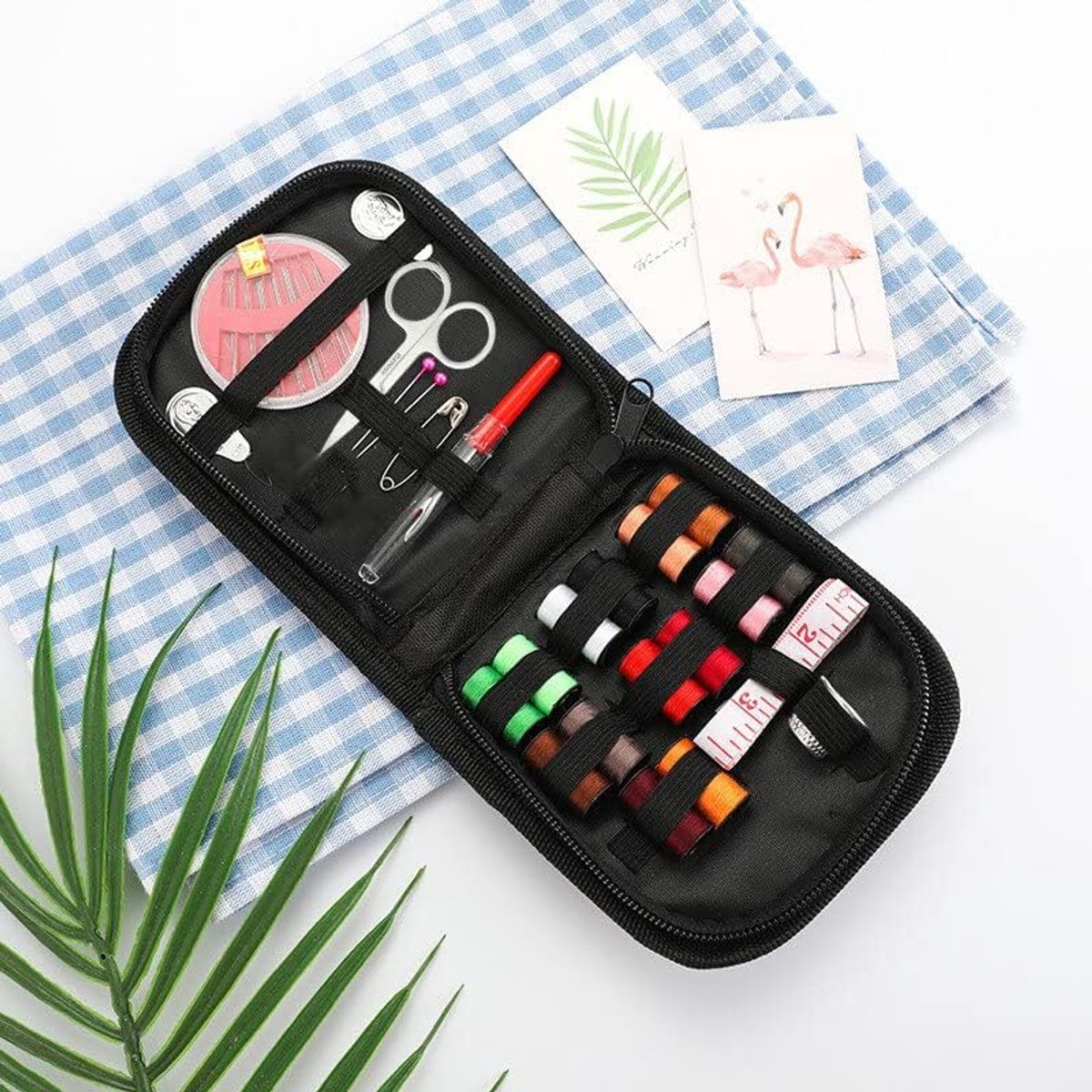 Naaiset met naai-accessoires,