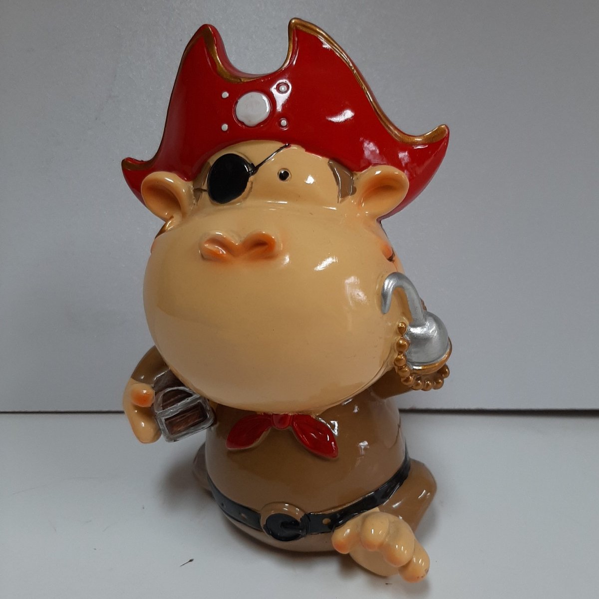   piraat met rode hoed  met schatkist en haak