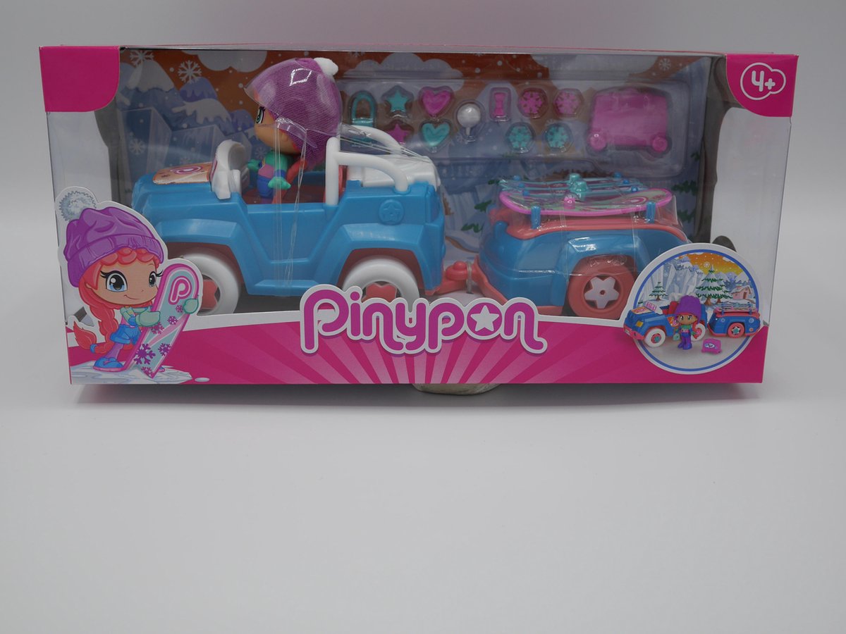 Famosa pinypon jeep met trailer en skis, en een speelfiguur.
