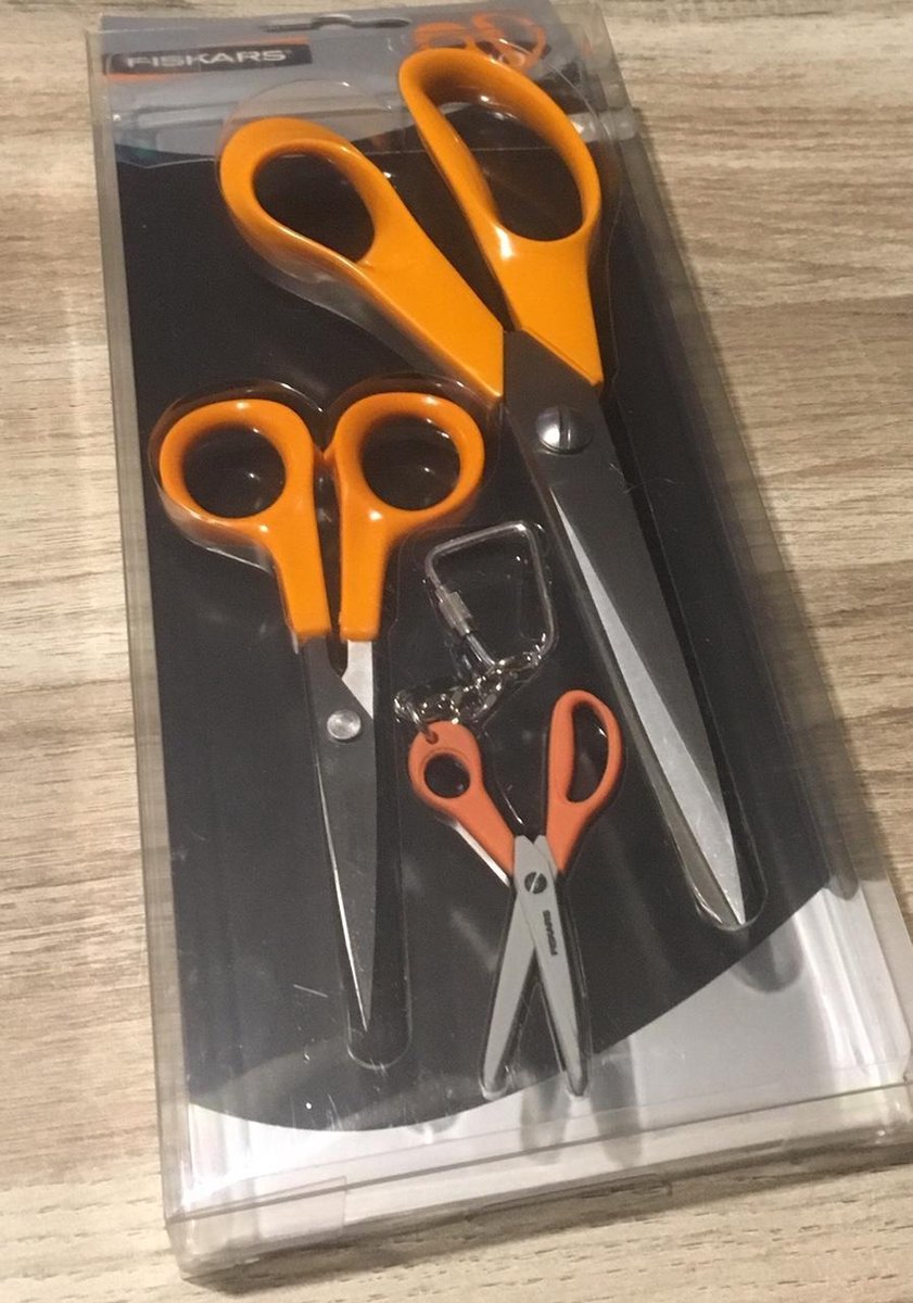 Scharenset van Fiskar, met een stofschaar, een borduurschaar en een sleutelhanger