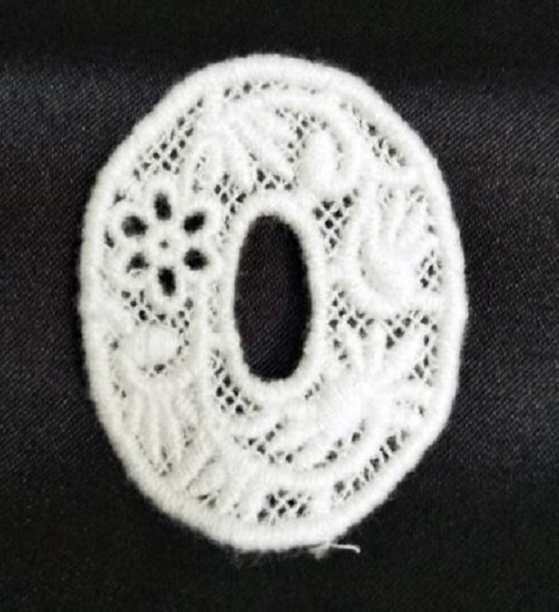 Kanten Applicatie Alfabet - 4,5 CM hoog - Wit Kant - Letter O