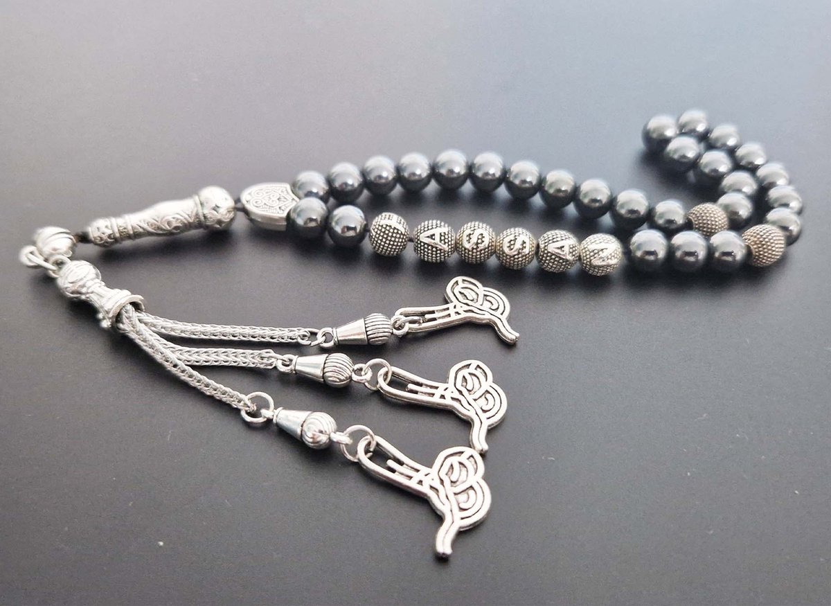 Handgemaakte naam tasbih 33 Kralen Natuursteen “Hematiet ” - met metaal tassel “Arabische kalligrafie