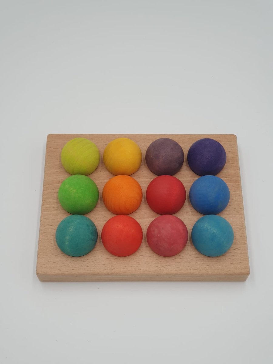 Houten ballen en sorteerplank - Regenboogkleuren - 12 ballen - Open einde speelgoed - Educatief montessori speelgoed - Grapat en Grimms style