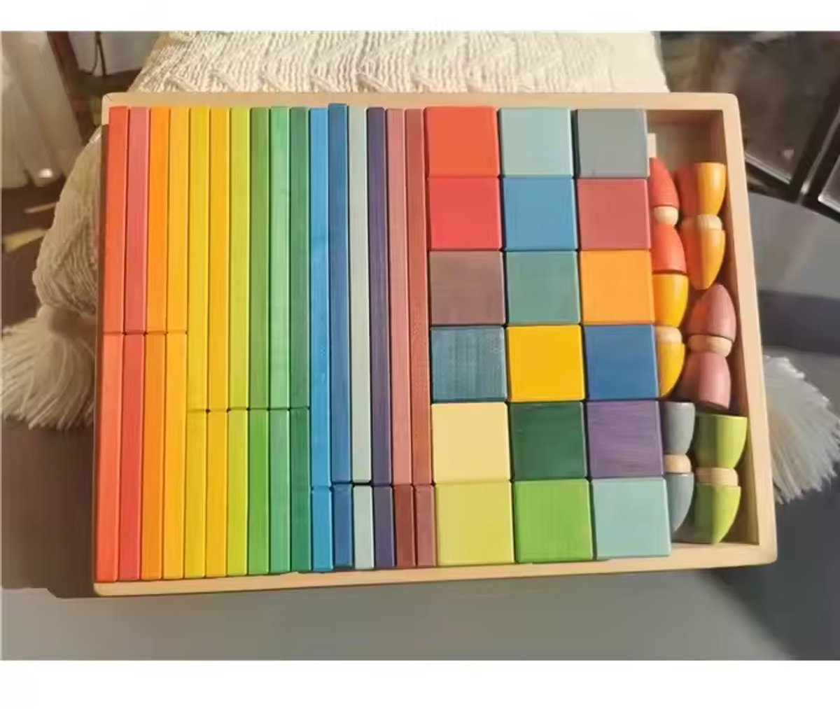 Houten blokken in tray - Houten kaboutertjes - Houten blokjes - Houten plankjes - Regenboogkleuren - 50 blokken, 6 kabouters, 1 tray - 35 cm x 27 cm - Open einde speelgoed - Educatief montessori speelgoed - Grapat en Grimms style