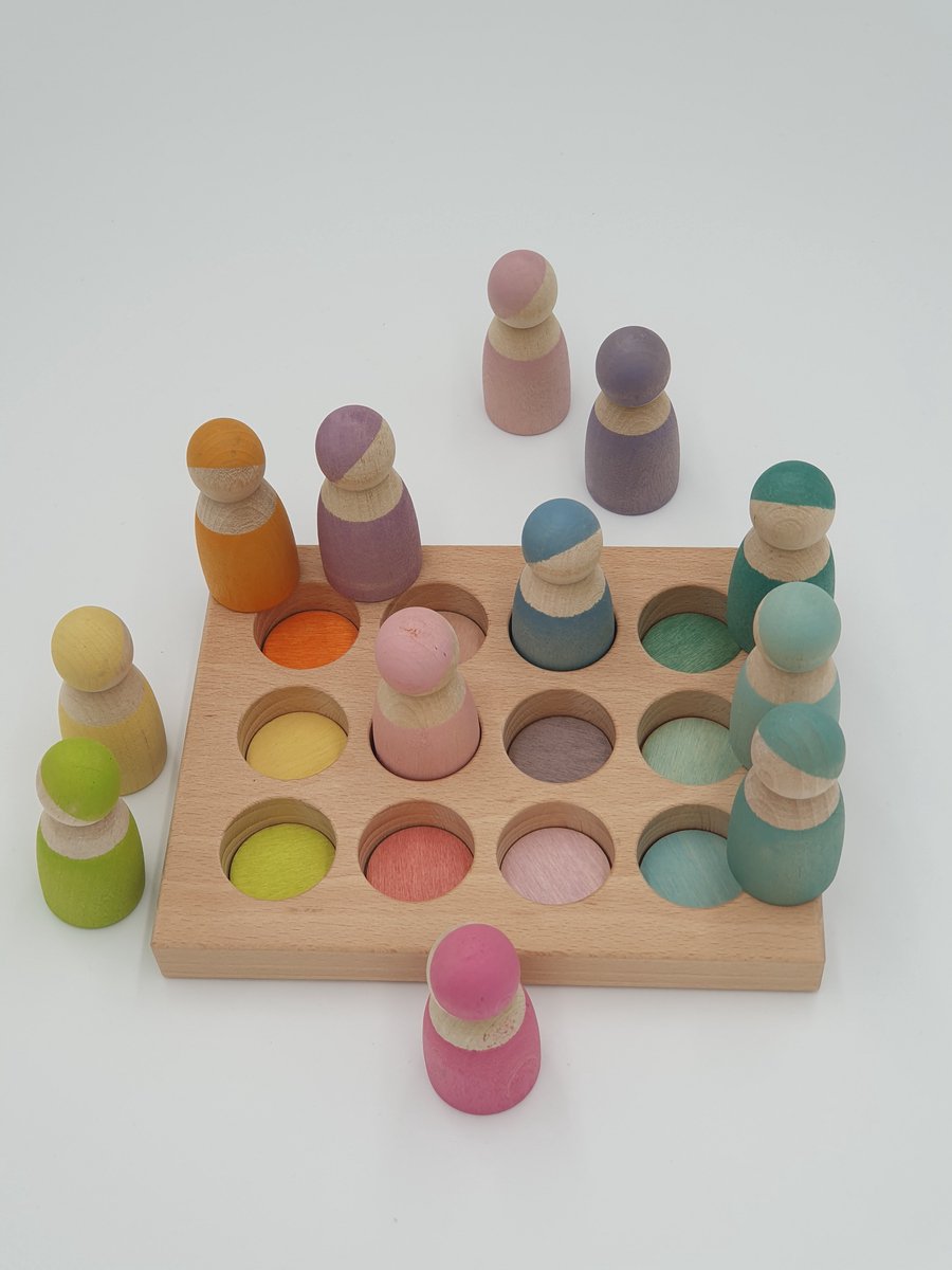 Houten poppetjes en sorteerplank - Pastelkleuren- 12 poppetjes - Open einde speelgoed - Educatief montessori speelgoed - Grapat en Grimms style