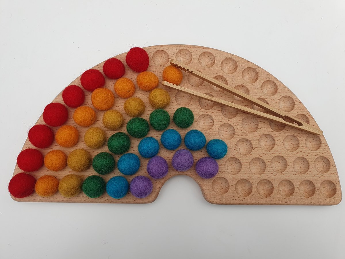 Houten regenboog sensory tray - Sorteerspeelgoed - Sensory play - Pincet - Regenboogkleuren - Open einde speelgoed - Educatief montessori speelgoed - Grapat en Grimms style