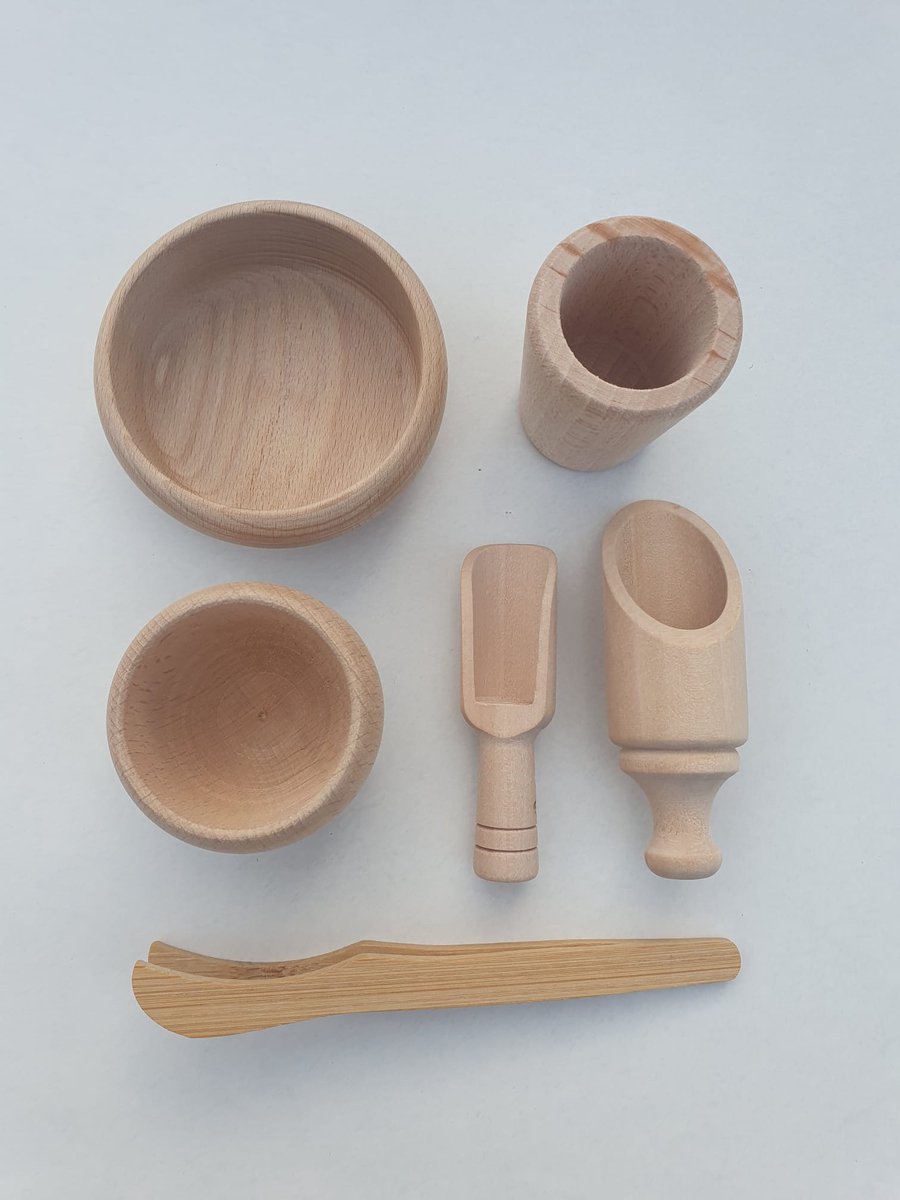 Sensory houten speelset - 6 stuks - Schepjes, tang & bakjes - Accessoires speelrijst of speelzand - Open einde speelgoed - Montessori speelgoed - Grimms & Grapat style