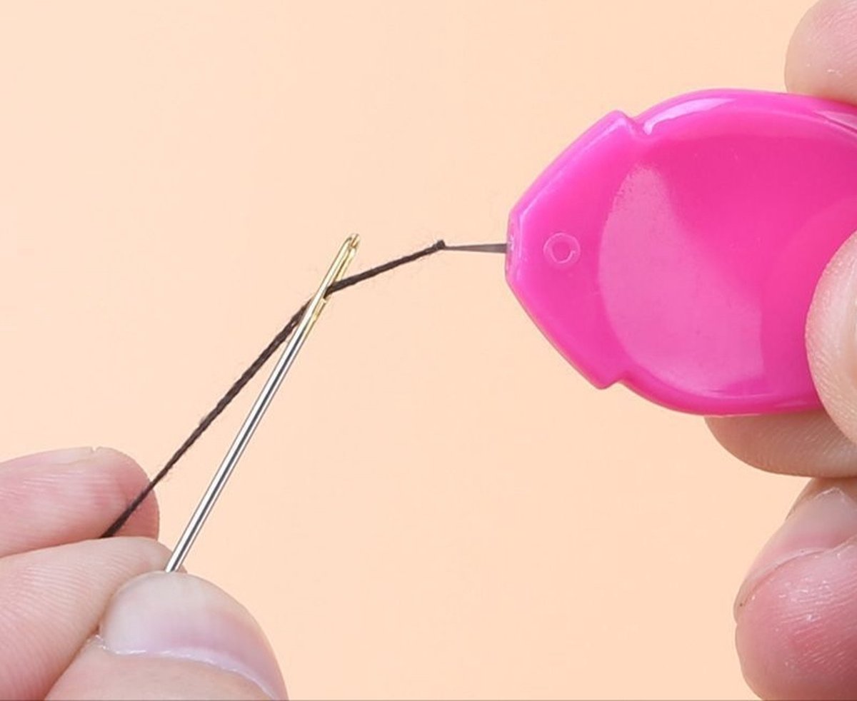 2 x Draaddoorhaler - willekeurige kleur - Draaddoorsteker - Naald Inrijger - Draad Door Oog - Draad Door Naald Hulpmddel