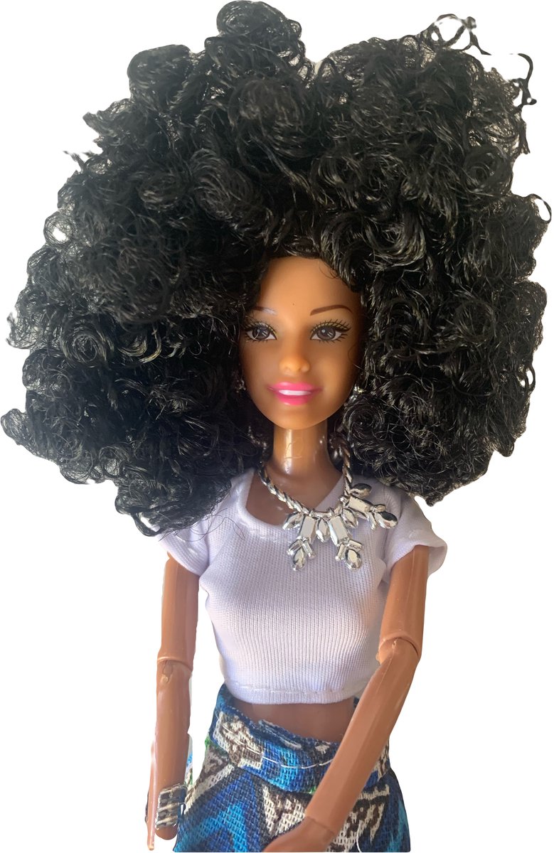 Barbiepop met Grote Bos Zwarte Krullen – Licht Bruine Huidtoon – Afro Barbie met donker zwart haar - afro kleertjes - blauwe rok