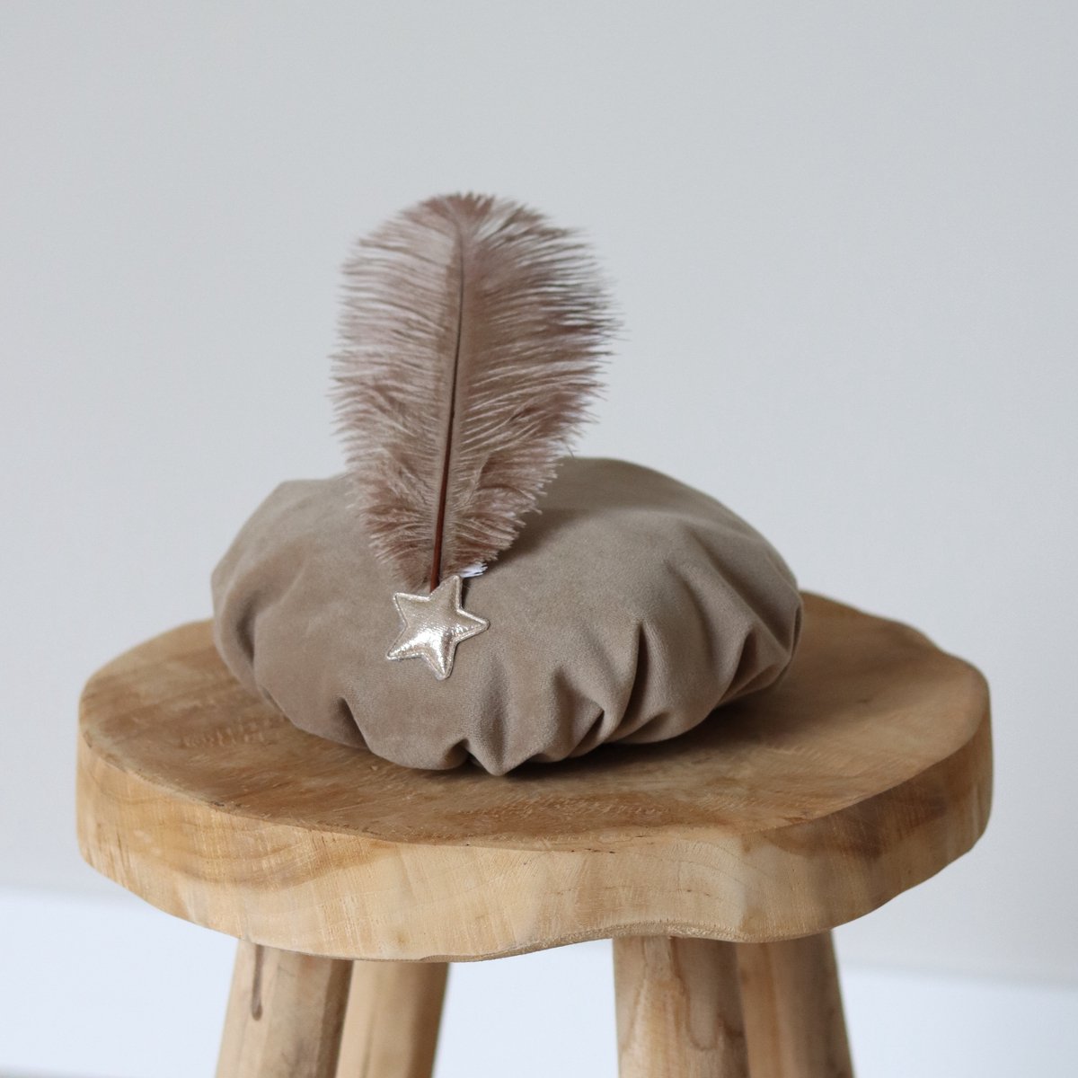 Luxe handgemaakte Pietenmuts Beige – Velours – Sinterklaas Verkleed Muts Kind – vanaf 2,5 jaar