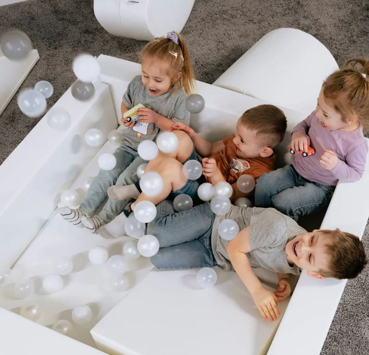 IGLU Soft Play ballenbak met 500 witte ballen - foam play ball pit - stevige ballenbak van kindveilige materialen